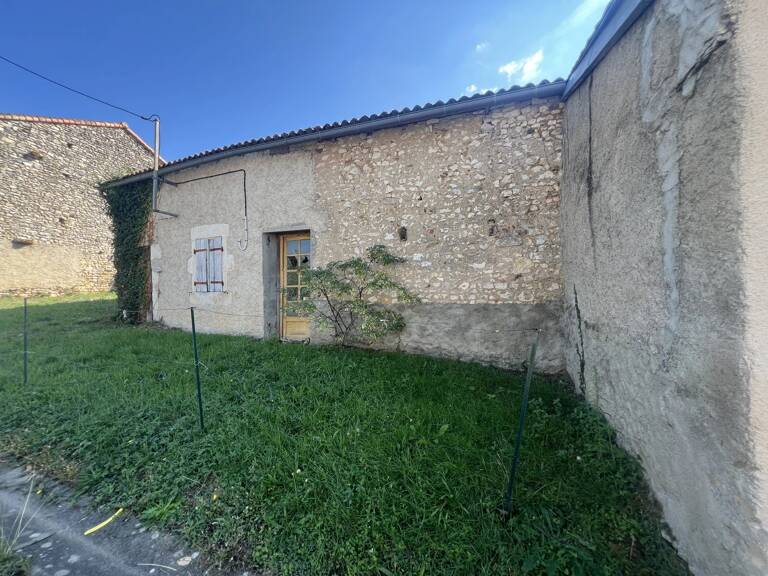 CIVAUX – MAISON AVEC GRANGE ET TERRAIN DE 3 985 m² — photo 1