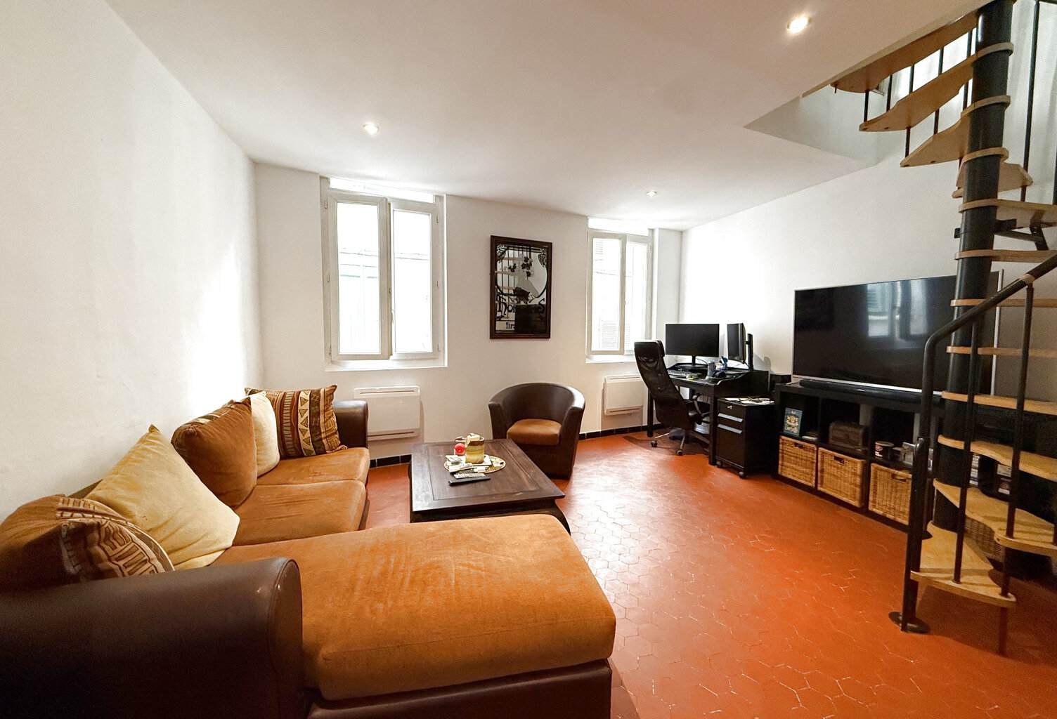 OLLIOULES - EXCLUSIVITÉ - TYPE 2 CENTRE VILLE BAIL EN COURS — photo 1