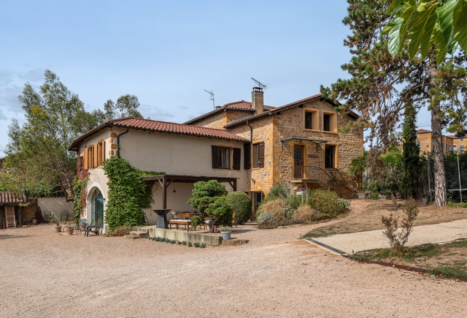 CO EXCLUSIVITE  - BELMONT D'AZERGUES - Propriété familiale en pierres dorées d'environ 265m² - 9 chambres — photo 1