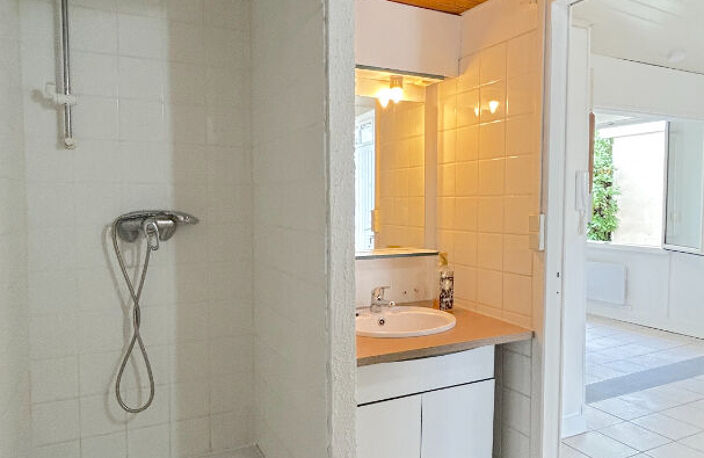 A LOUER APPARTEMENT T2 MEUBLE AVEC JARDIN - PESSAC CENTRE — photo 4