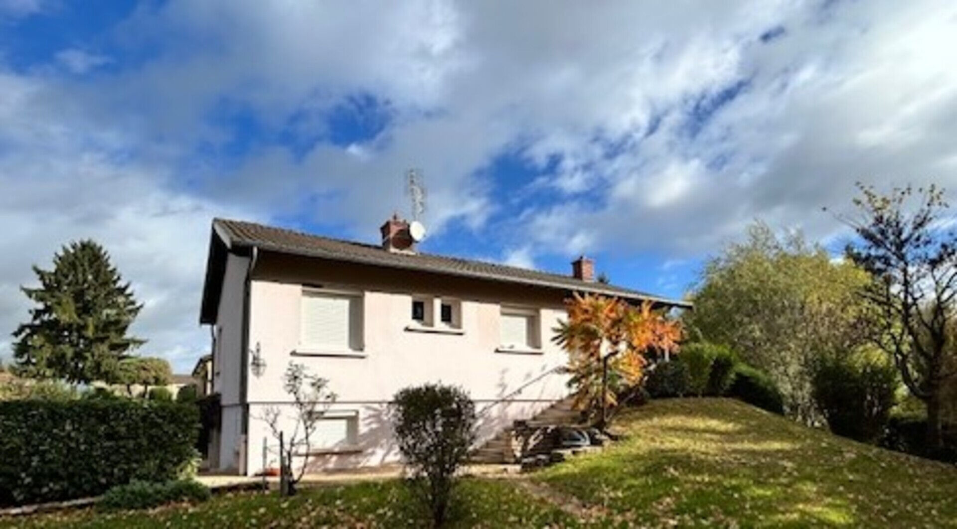 Maison familiale spacieuse avec terrasses et grand garage, à Sancé