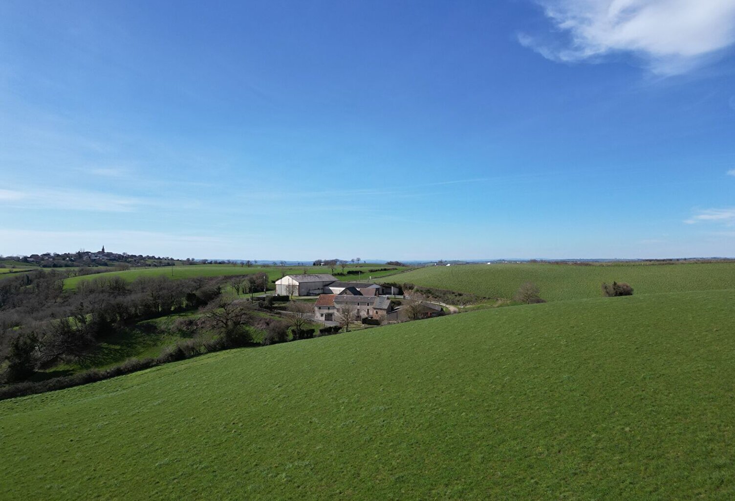 ENSEMBLE IMMOBILIER COMPOSÉ D'UN CORPS DE FERME ET DE 24 HECTARES DE TERRAIN — photo 1