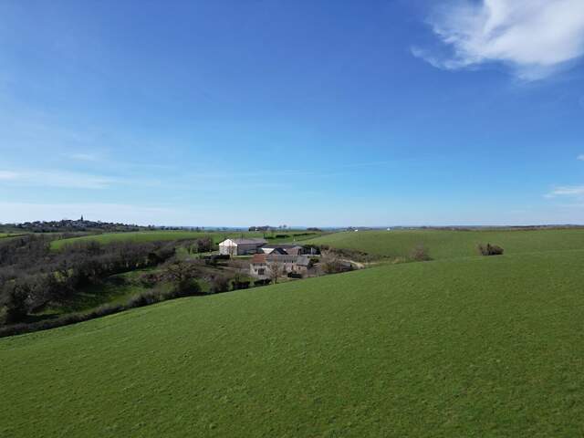 ENSEMBLE IMMOBILIER COMPOSÉ D'UN CORPS DE FERME ET DE 24 HECTARES DE TERRAIN — photo du bien