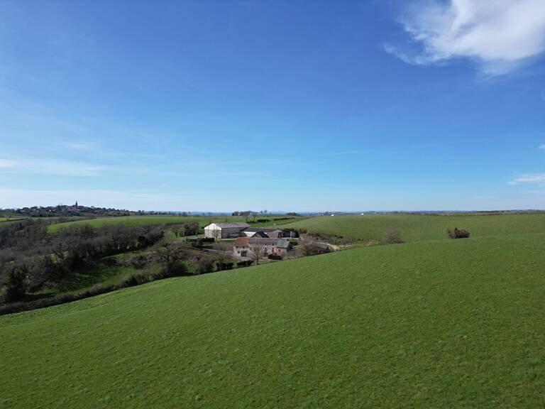 ENSEMBLE IMMOBILIER COMPOSÉ D'UN CORPS DE FERME ET DE 24 HECTARES DE TERRAIN — photo 1