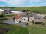 ENSEMBLE IMMOBILIER COMPOSÉ D'UN CORPS DE FERME ET DE 24 HECTARES DE TERRAIN — photo 2
