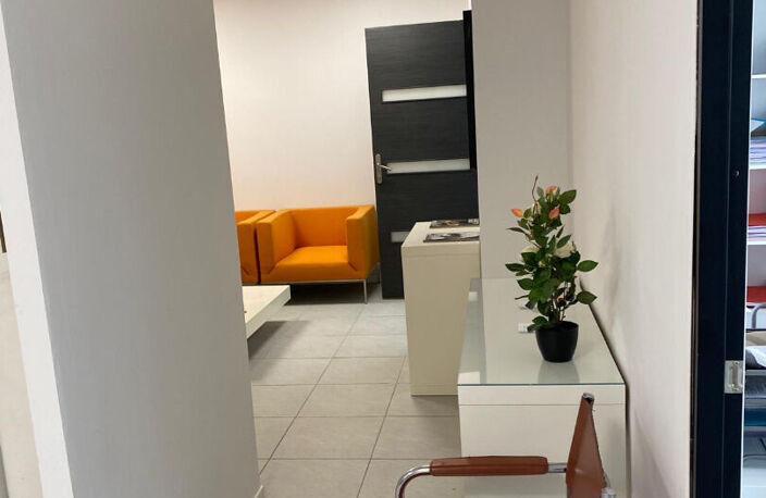 BUREAUX 108M² EGUILLES - PARKING 275 000 — photo 5