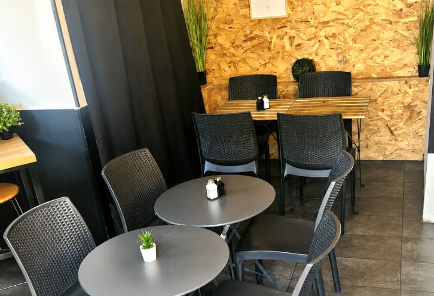 Fonds de commerce de 35m² - Cente village de Luynes — photo 1