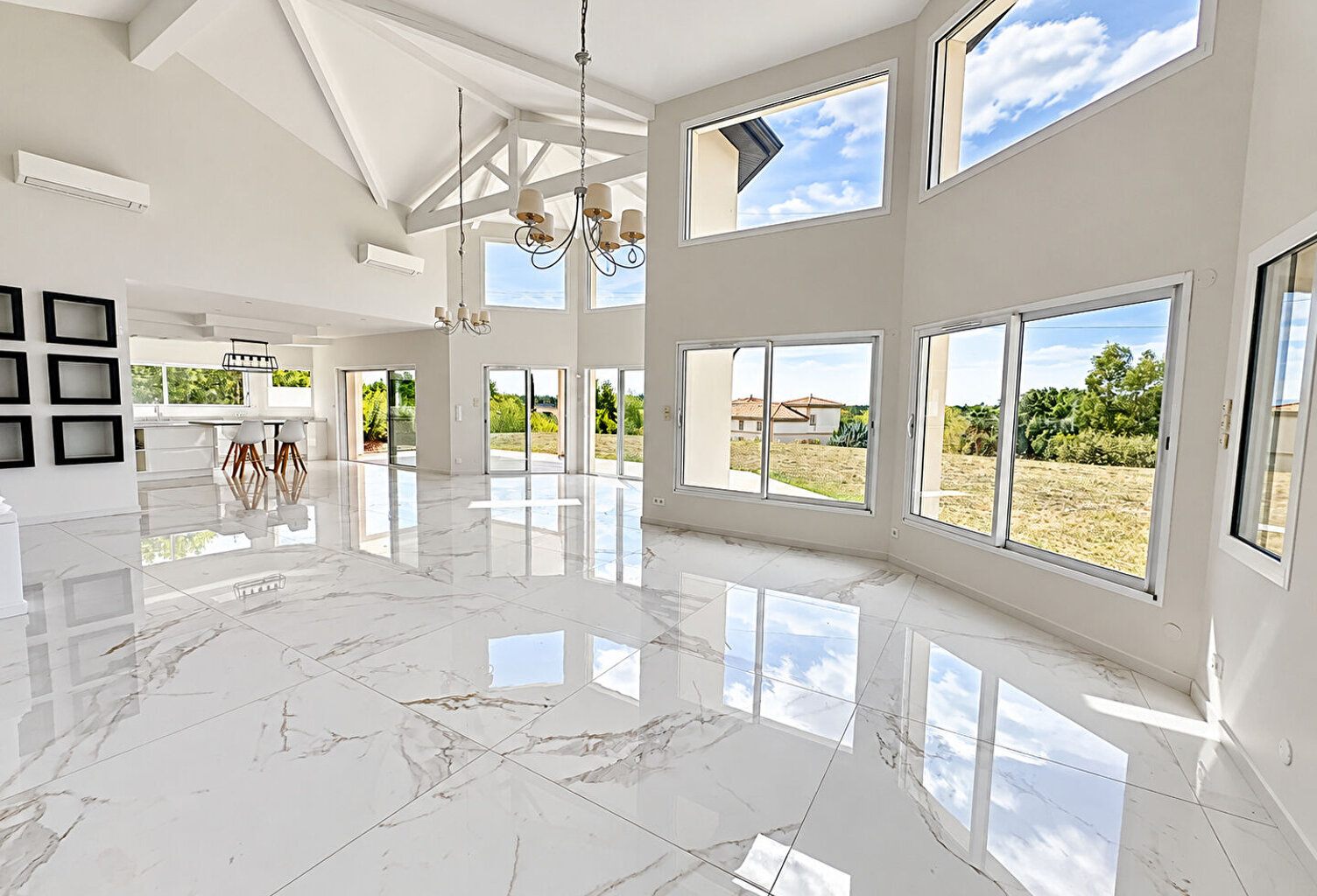 Maison contemporaine T5 de 238 m² avec garage sur un terrain de 5 000 m² — photo 1