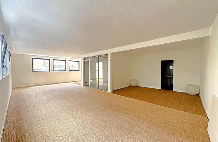 TOULOUSE - LES CHALETS - IMMEUBLE DE 242,10 M²  DE BUREAUX AVEC ROOFTOP. DE 93,40 M² — photo 4