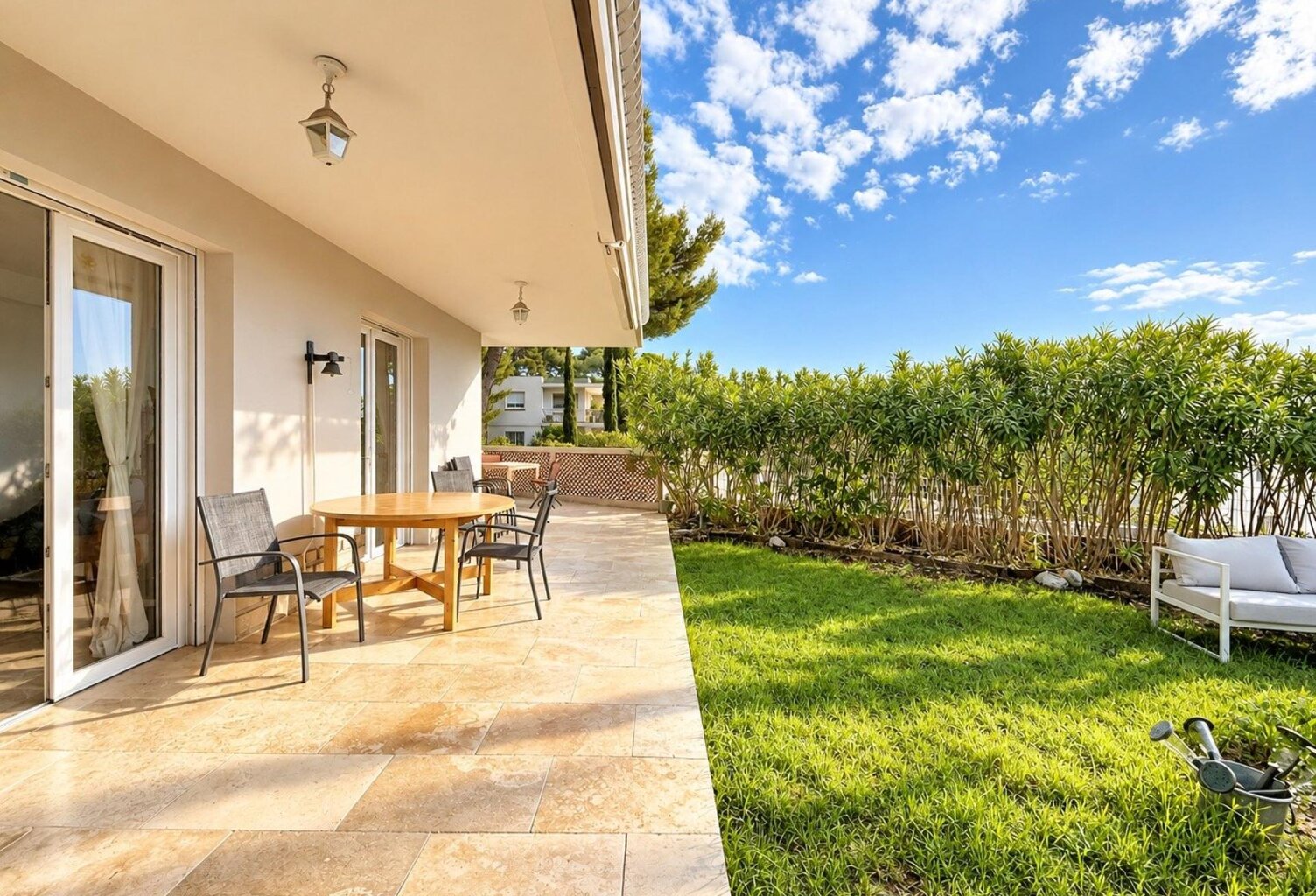 EXCLUSIVITÉ  SANARY-SUR-MER  APPARTEMENT T3 EN REZ-DE-JARDIN À 10 MINUTES À PIED DU PORT — photo 1