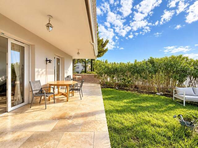 EXCLUSIVITÉ  SANARY-SUR-MER  APPARTEMENT T3 EN REZ-DE-JARDIN À 10 MINUTES À PIED DU PORT — photo du bien