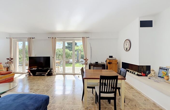 EXCLUSIVITÉ  SANARY-SUR-MER  APPARTEMENT T3 EN REZ-DE-JARDIN À 10 MINUTES À PIED DU PORT — photo 5