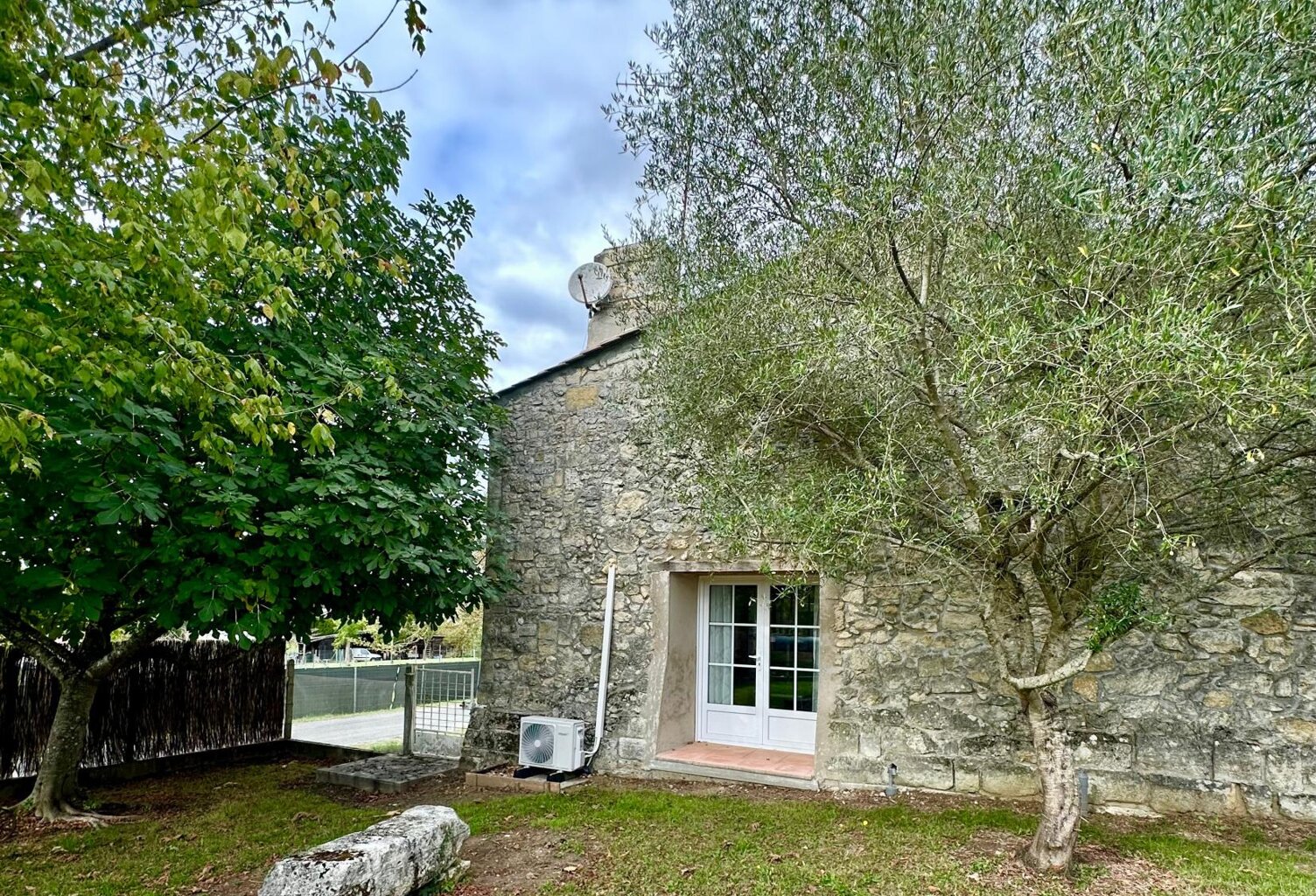 Jolie maison en pierre entièrement rénovée — photo 1