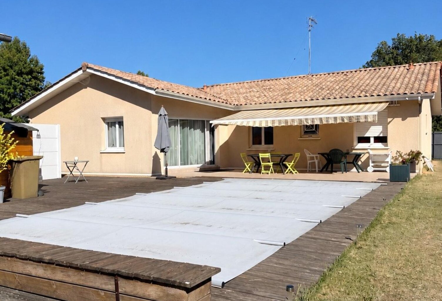 Maison familiale de plain-pied avec piscine — photo 1