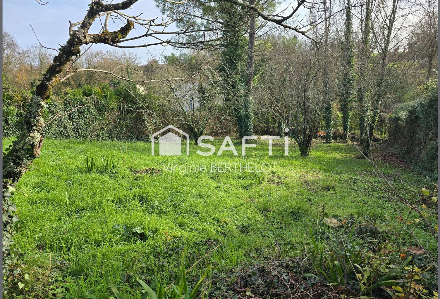 PROCHE DE TOUS COMMERCES TERRAIN A BATIR D'ENVIRON 475 M2 SITUE SUR LA COMMUNE DE FONTENAY LE COMTE ! — photo 1