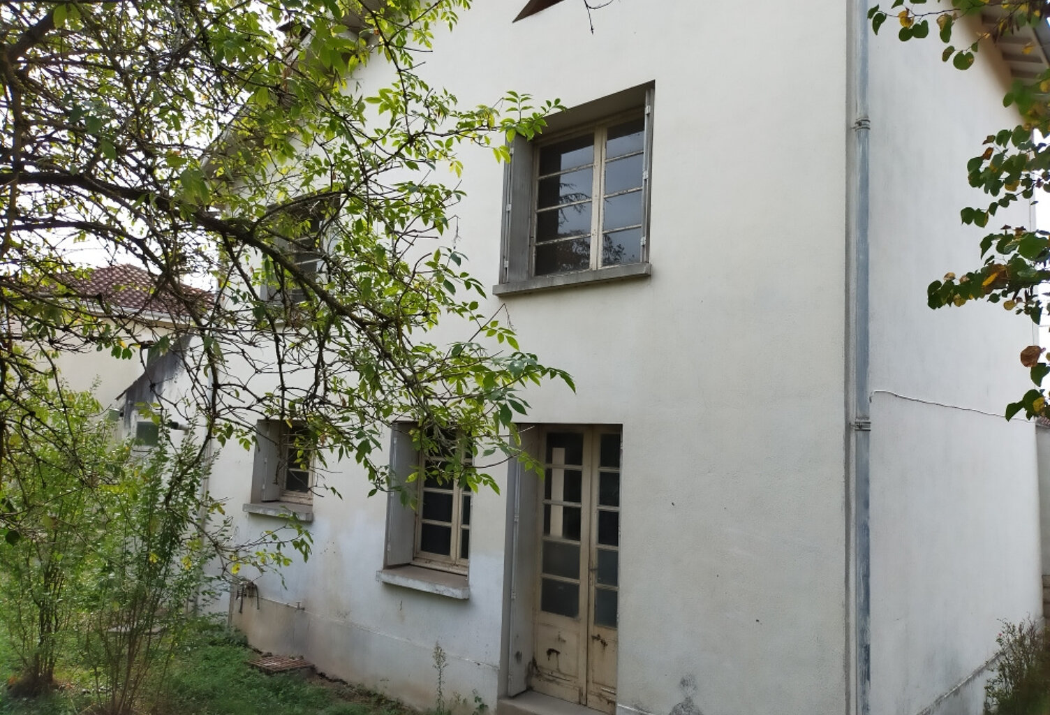 Maison sur un étage à rénover entièrement sur un terrain clôturé de 400 m2  proche de tout commerce — photo 1