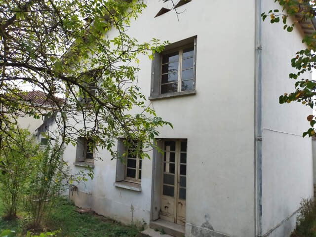 Maison sur un étage à rénover entièrement sur un terrain clôturé de 400 m2  proche de tout commerce — photo du bien