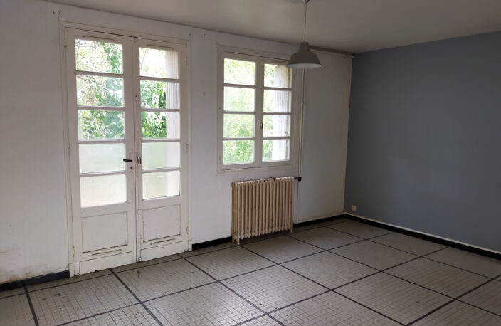Maison sur un étage à rénover entièrement sur un terrain clôturé de 400 m2  proche de tout commerce — photo 3