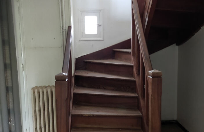 Maison sur un étage à rénover entièrement sur un terrain clôturé de 400 m2  proche de tout commerce — photo 4