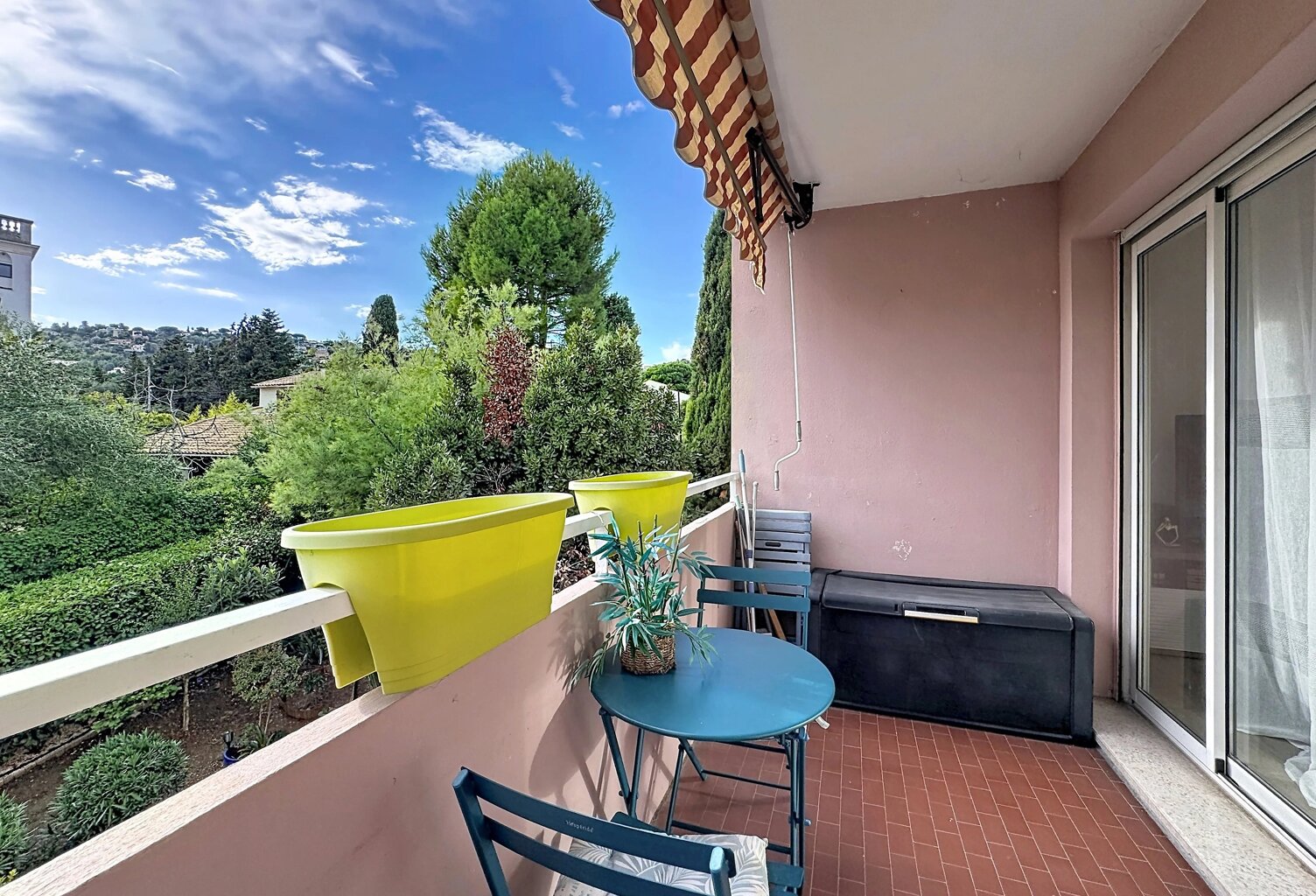 GOLFE JUAN - BEL APPARTEMENT 4 PIÈCES RÉNOVÉ AVEC TERRASSE, PARKING ET CAVE — photo 1