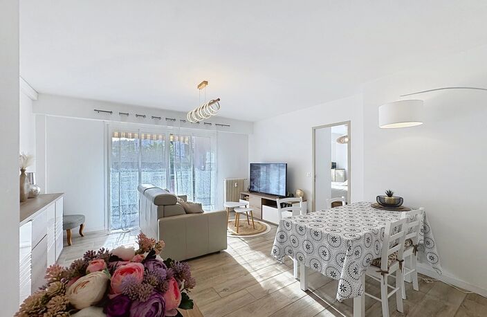 GOLFE JUAN - BEL APPARTEMENT 4 PIÈCES RÉNOVÉ AVEC TERRASSE, PARKING ET CAVE — photo 2
