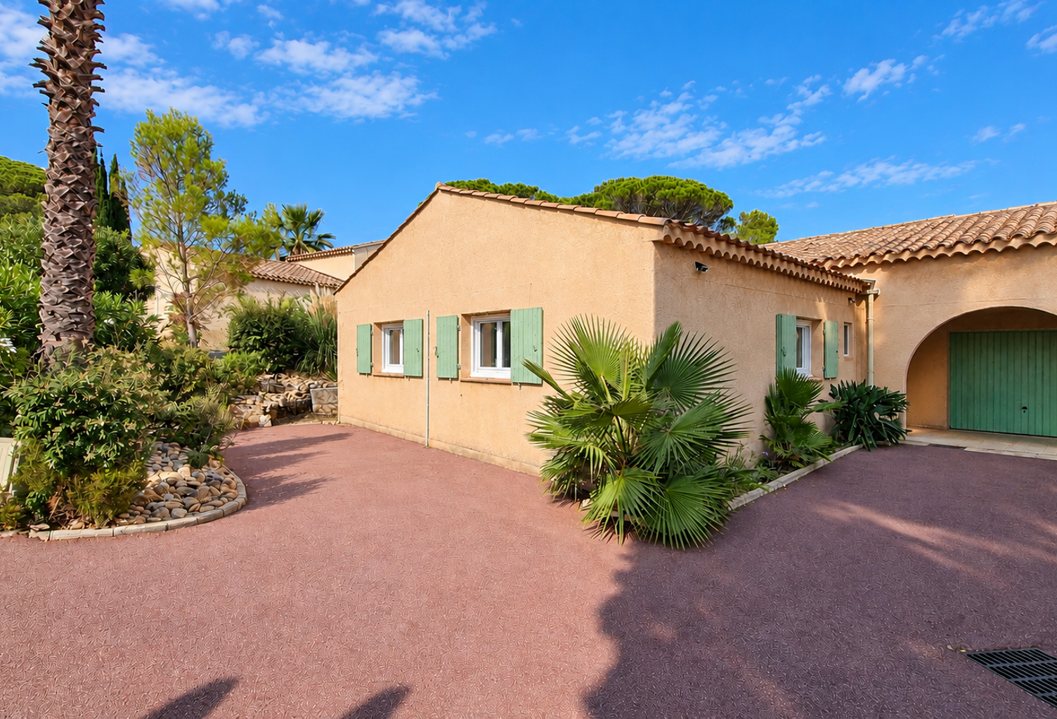 SAINT-RAPHAËL   VILLA DE PLAIN-PIED AVEC JARDIN, DANS DOMAINE AVEC PISCINE — photo 1