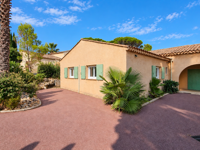 SAINT-RAPHAËL   VILLA DE PLAIN-PIED AVEC JARDIN, DANS DOMAINE AVEC PISCINE — photo 1