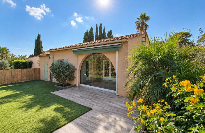 SAINT-RAPHAËL   VILLA DE PLAIN-PIED AVEC JARDIN, DANS DOMAINE AVEC PISCINE — photo 2