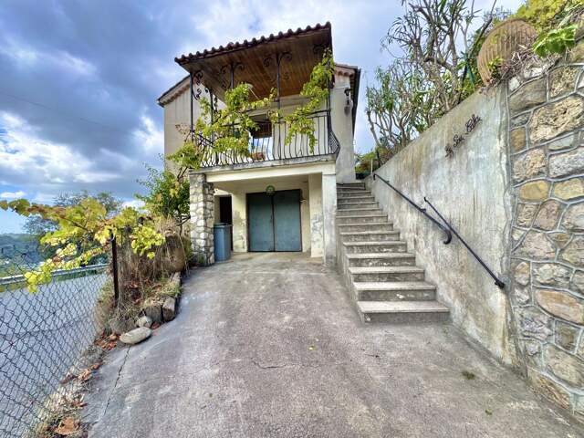 Castagniers  3 pièces dans maison avec terrain — photo du bien
