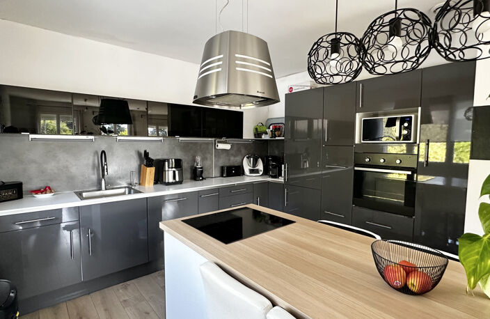 EXCLU ST-GENIS-LES-OLLIERES MAISON RENOVEE AVEC PISCINE — photo 4