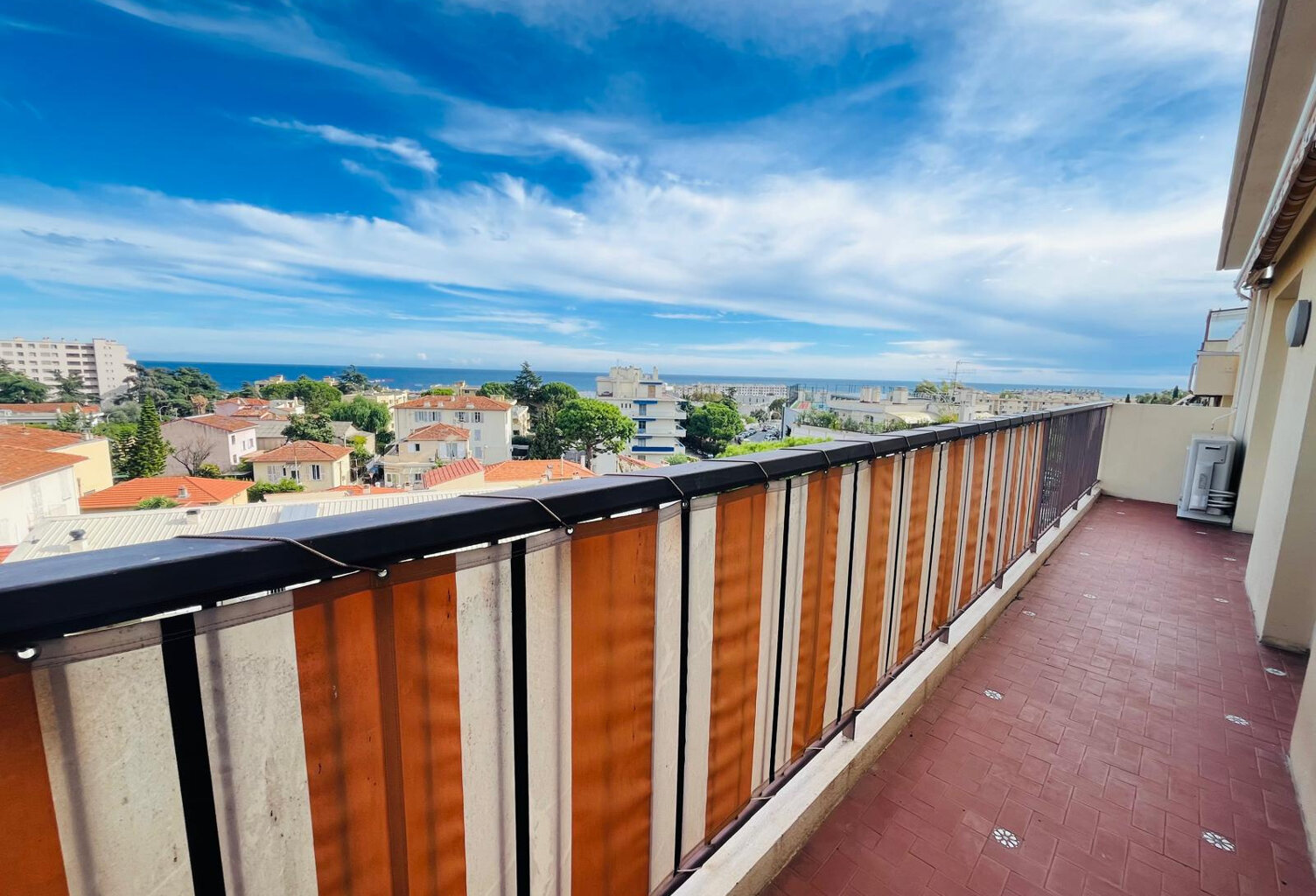 F2 DERNIER ETAGE NICE OUEST — photo 1