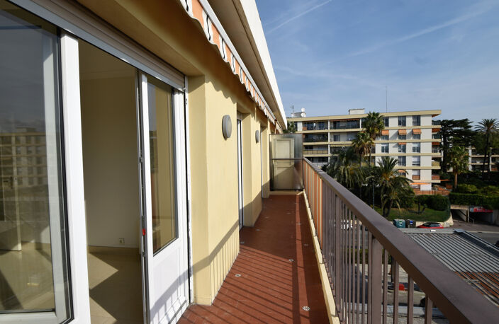 F2 DERNIER ETAGE NICE OUEST — photo 3