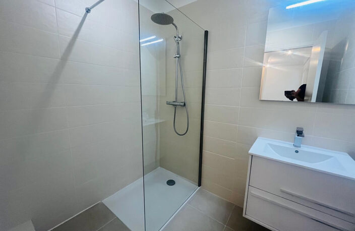 F2 DERNIER ETAGE NICE OUEST — photo 5