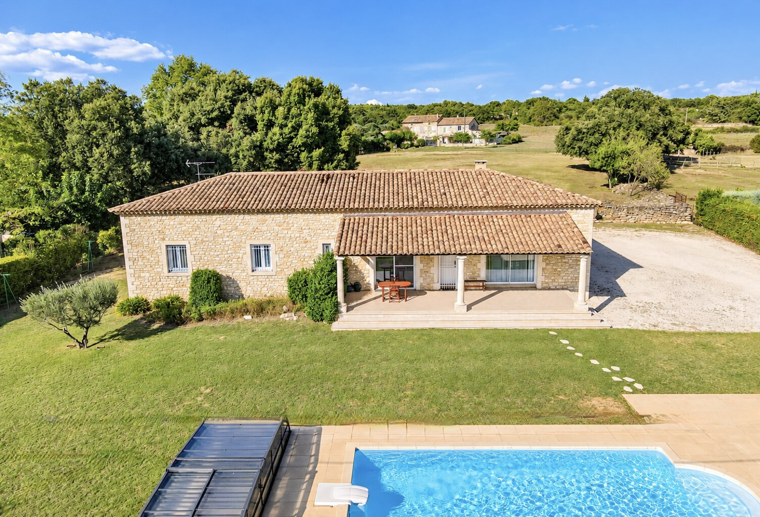 'Exclusivité Swixim Uzès' A 10 minutes d'Uzès, élégante maison en pierre avec piscine — photo 1