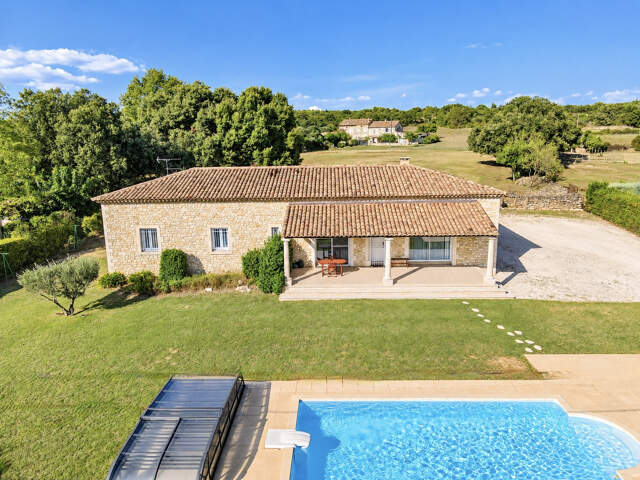 'Exclusivité Swixim Uzès' A 10 minutes d'Uzès, élégante maison en pierre avec piscine — photo du bien