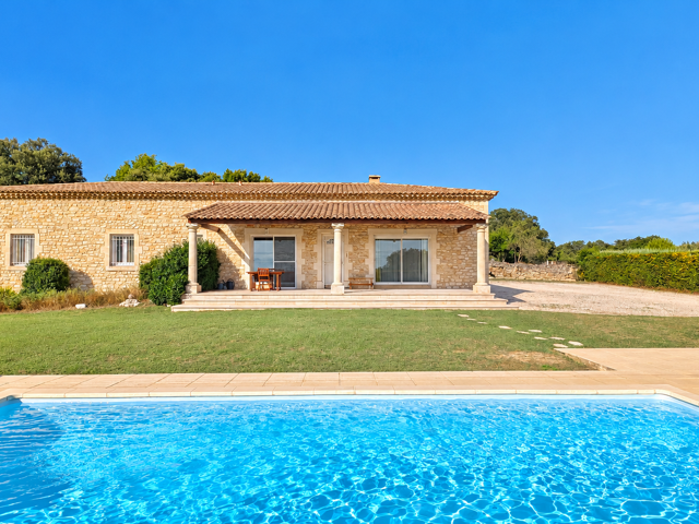 'Exclusivité Swixim Uzès' A 10 minutes d'Uzès, élégante maison en pierre avec piscine — photo du bien