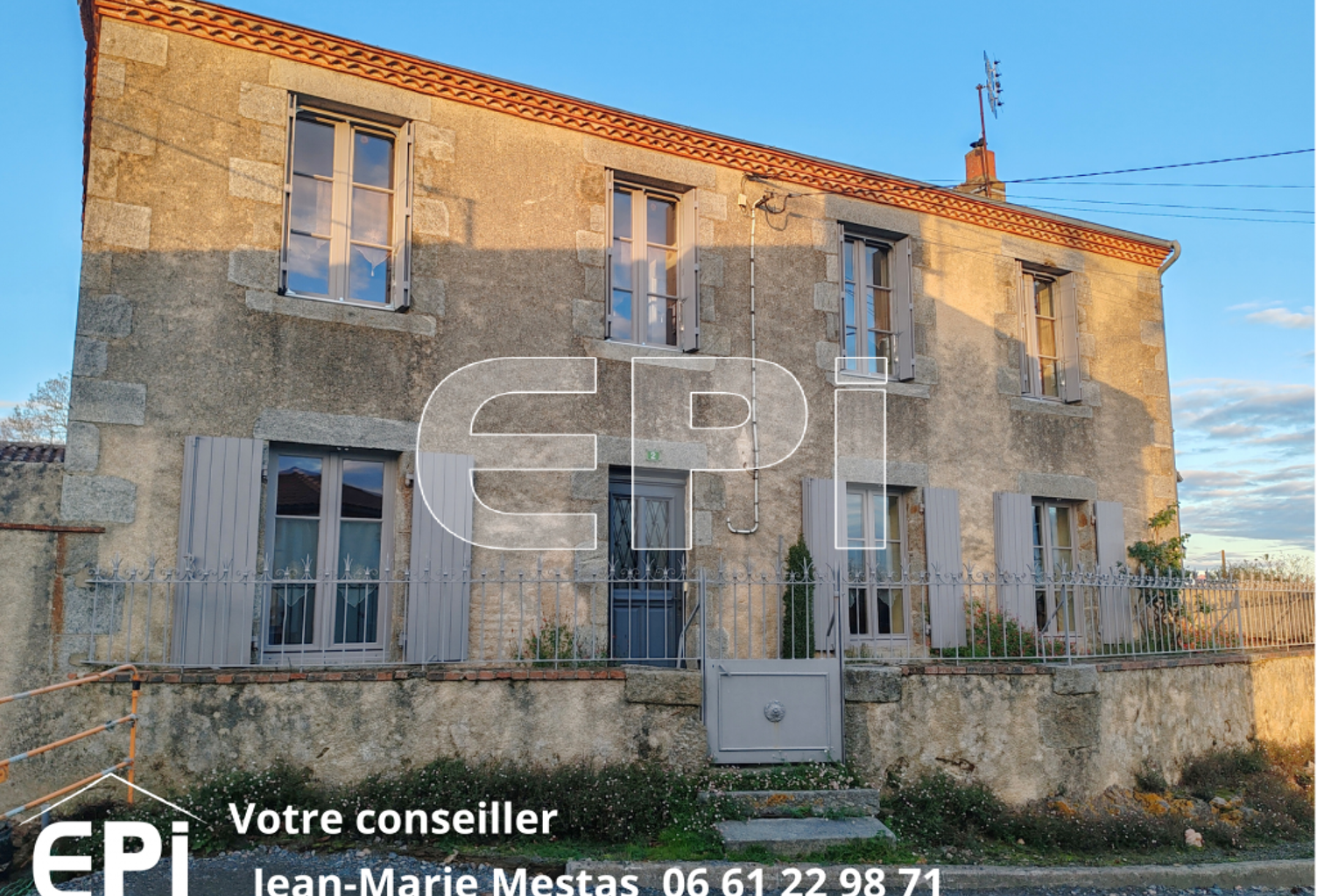Maison de caractère comprenant: entrée, cuisine aménagée, s? — photo 1
