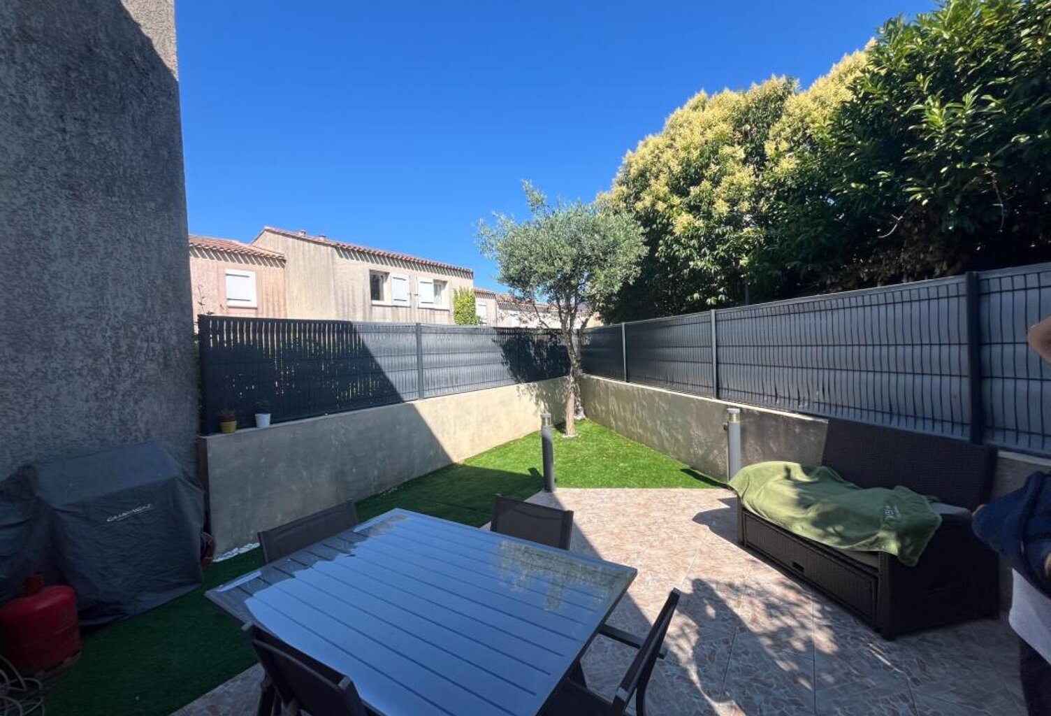 LUYNES – MAISON AVEC JARDIN ET GARAGE, À DEUX PAS DU VILLAGE — photo 1