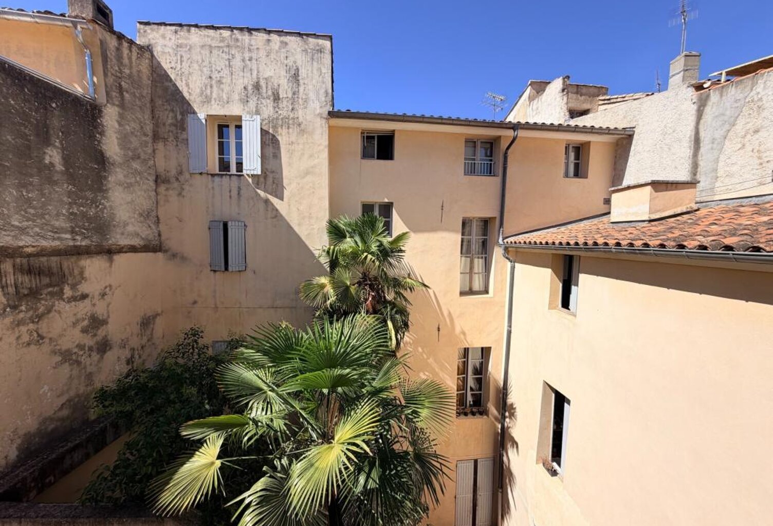 AIX-EN-PROVENCE – RUE BOULEGON – T2 AU CALME EN CENTRE-VILLE — photo 1