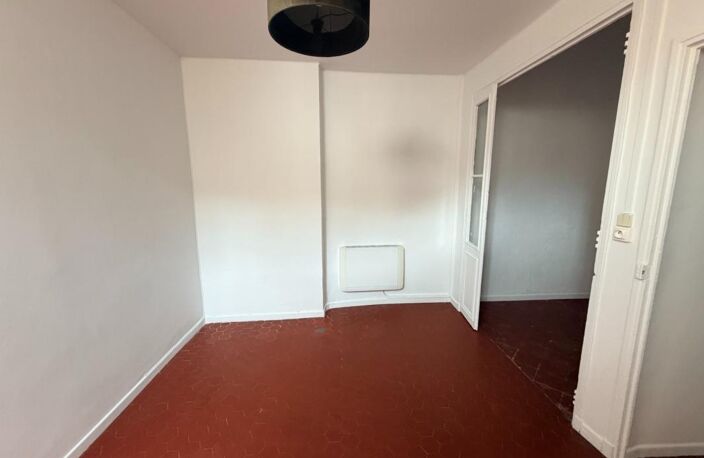 AIX-EN-PROVENCE – RUE BOULEGON – T2 AU CALME EN CENTRE-VILLE — photo 4