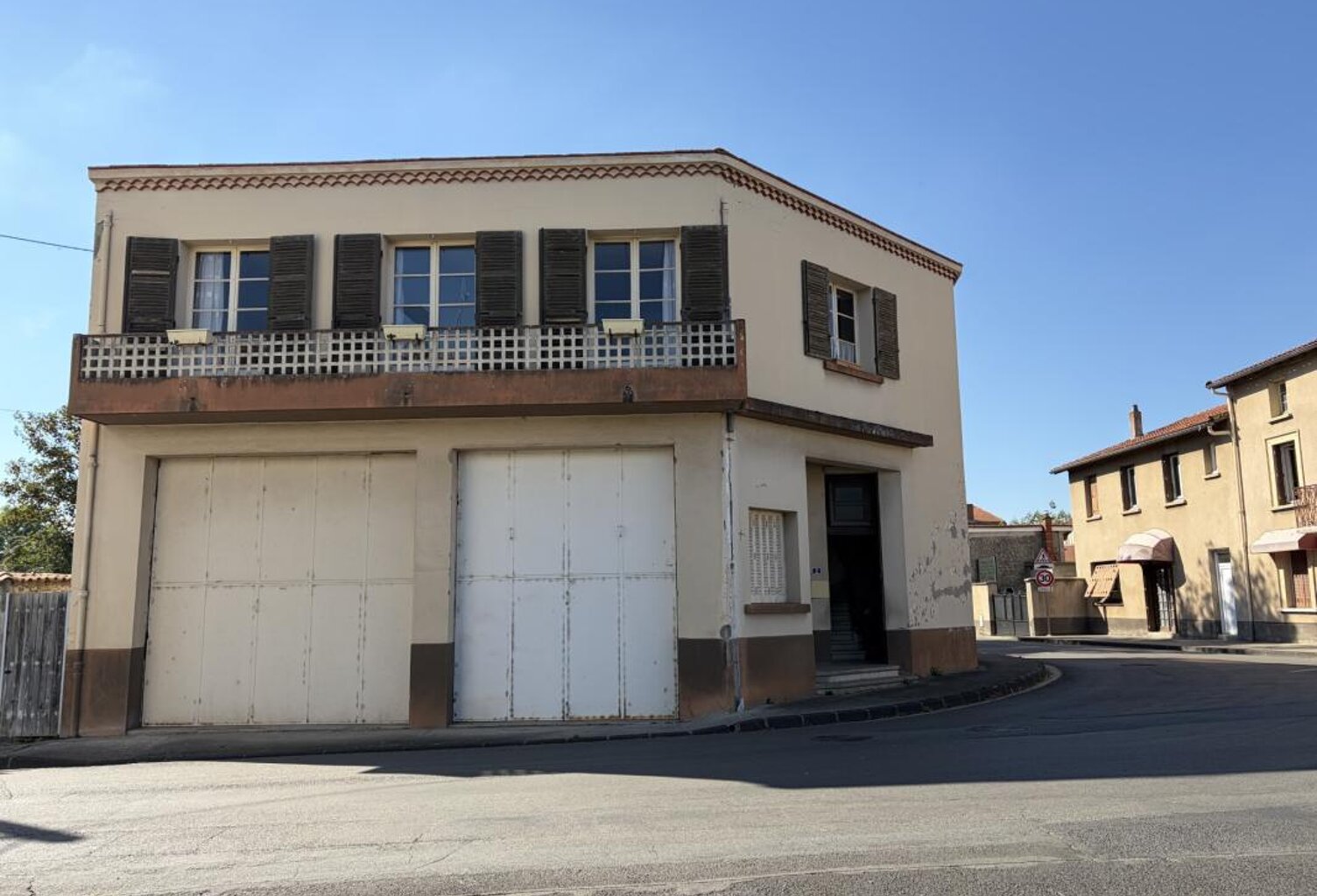 ENTRAIGUES( 63) ANCIEN DEPOT AVEC HABITATION — photo 1