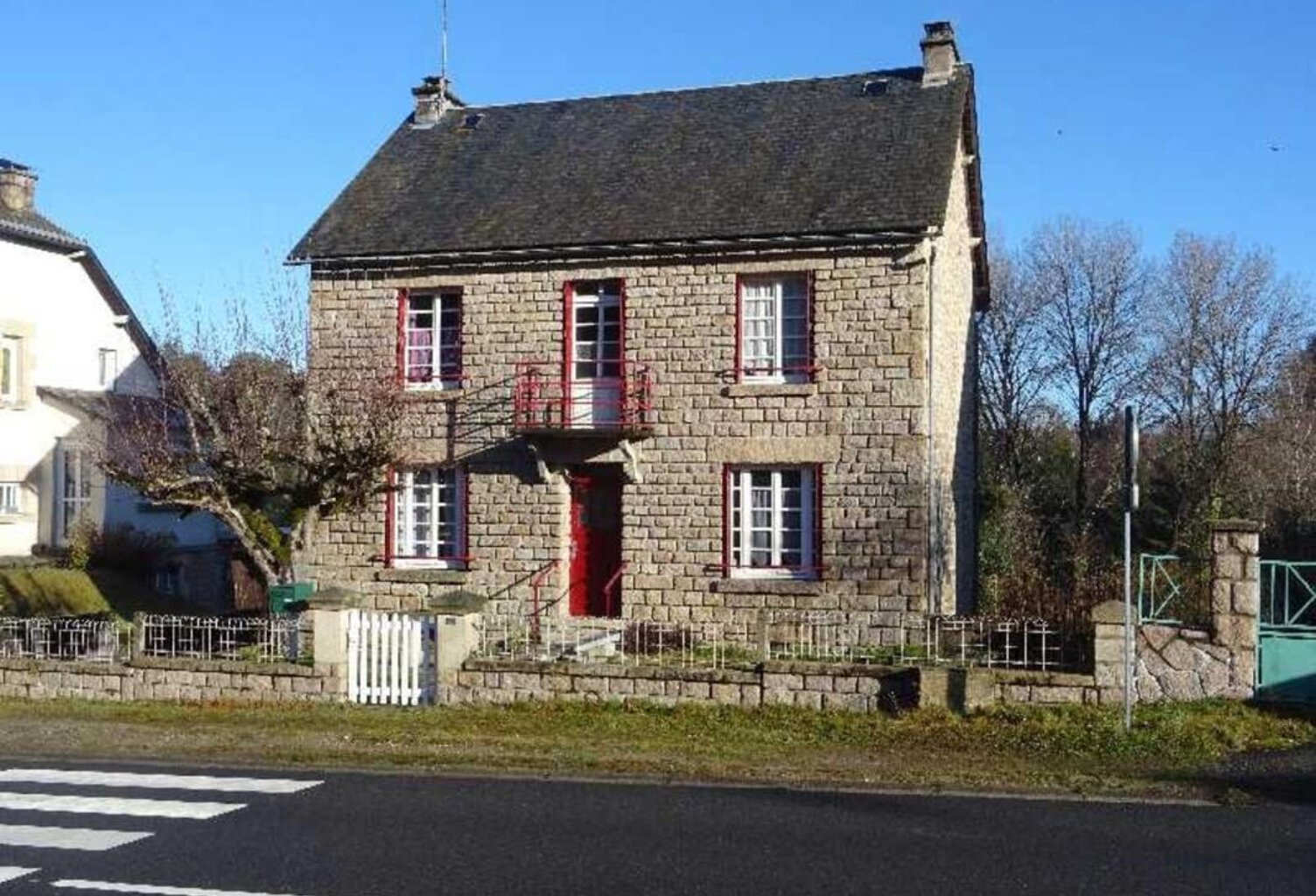 A BUGEAT EN HAUTE CORREZE GRANDE MAISON PIERRE DE 120 M² 5 CHAMBRES — photo 1