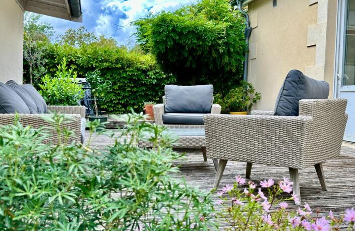 BLANQUEFORT – MAISON EN PIERRE 195 M² – 4 CHAMBRES, JARDIN SANS VIS-À-VIS ET DÉPENDANCE — photo 2