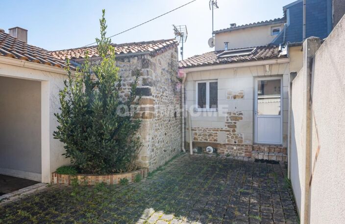 Grande maison de ville avec cour à Thouars (79) — photo 2