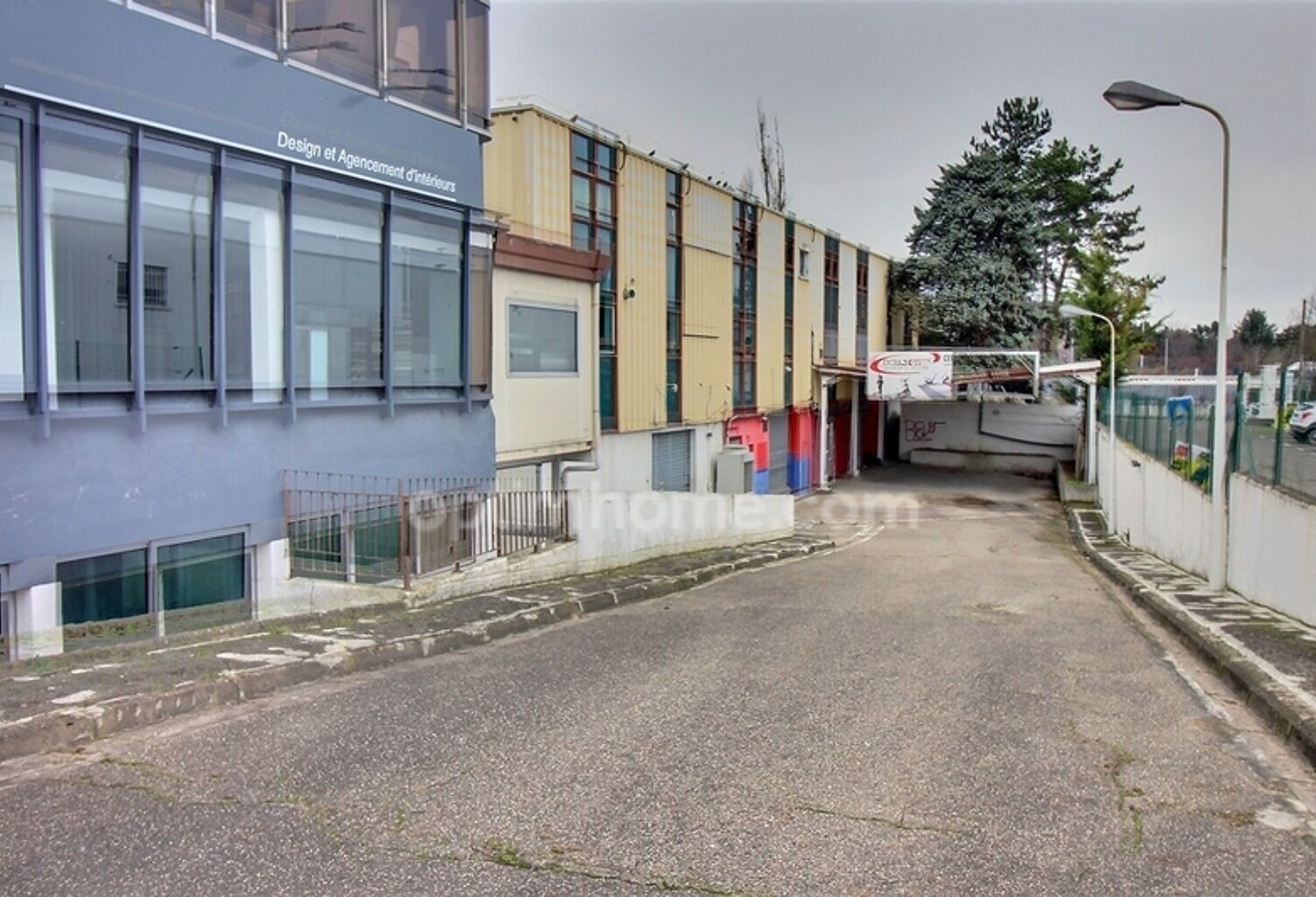 Local commercial de 500 m2 avec parking à louer à Orgeval au bord de la RN 13 — photo 1
