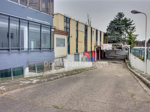 Local commercial de 500 m2 avec parking à louer à Orgeval au bord de la RN 13 — photo du bien
