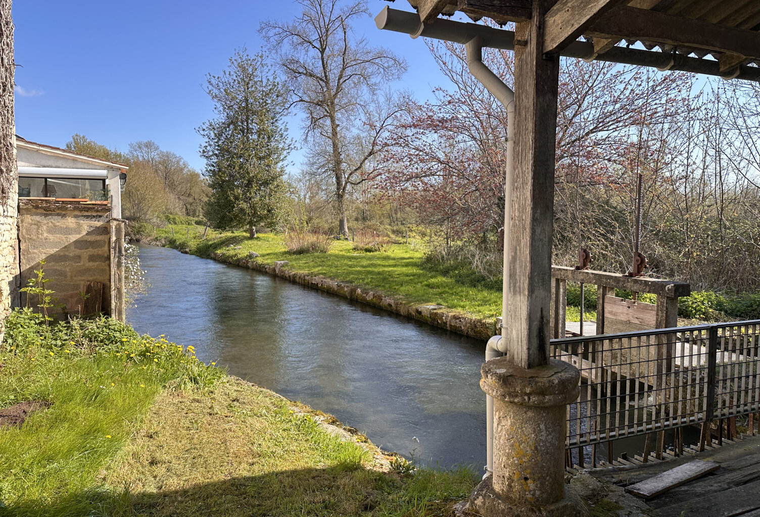 Ancien moulin à eau , maisons et dépendances — photo 1