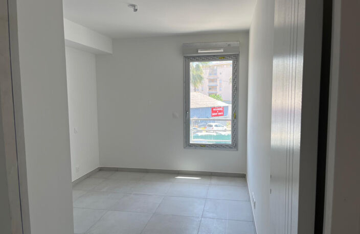 F2 Centre Ville de FREJUS — photo 2