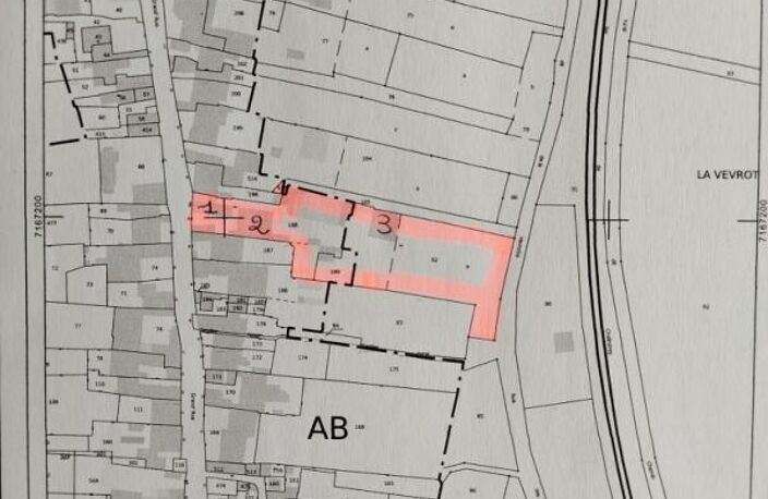 ENSEMBLE IMMOBILIER COMPOSE DE 3 MAISONS — photo 3