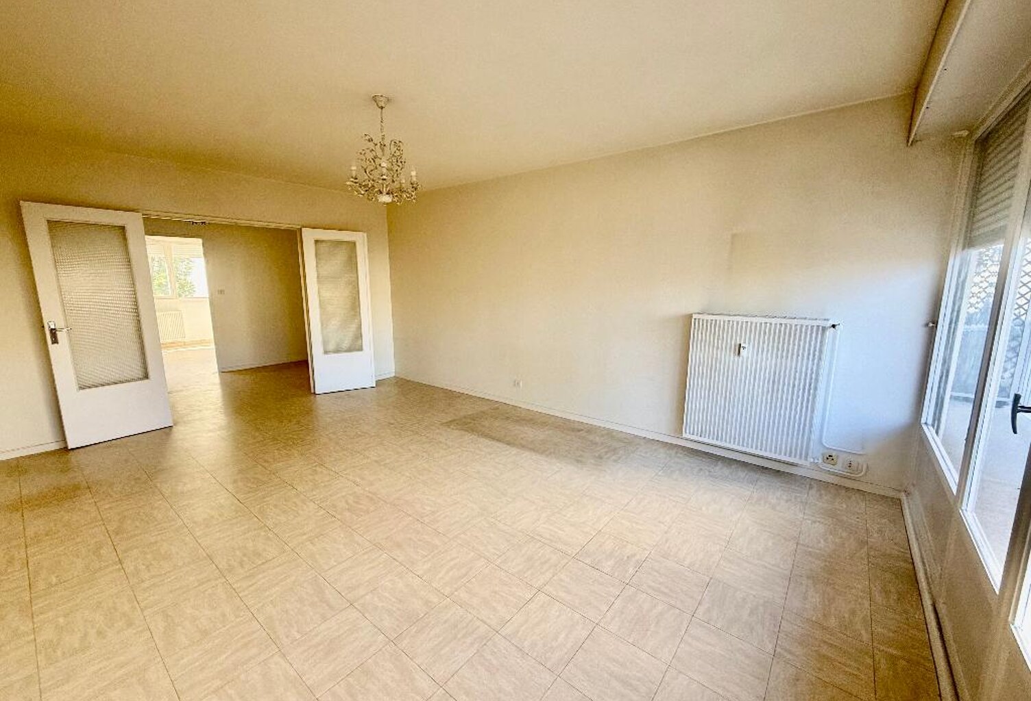Grand T3 de 84 m² – 4e étage avec ascenseur – Balcon et vue dégagée — photo 1